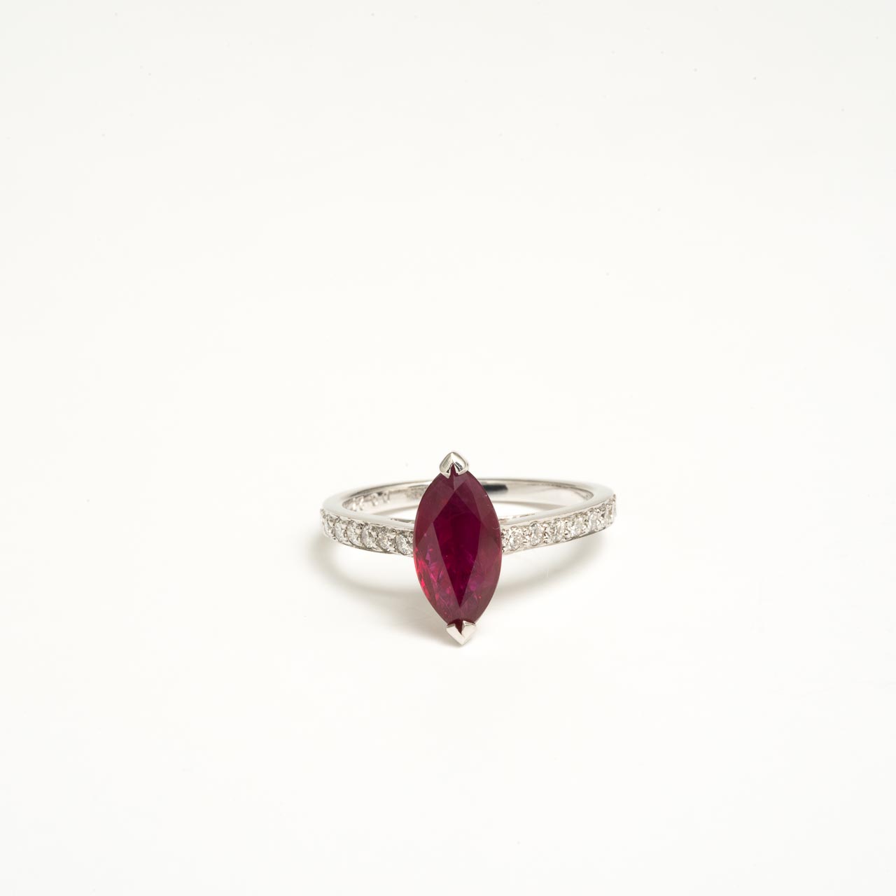 RING 18K WHITE GOLD / DIAMONDS - RUBY